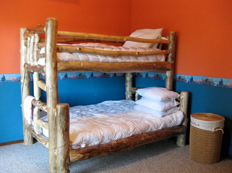 Оригинальные деревянные кровати в спальне для подростков