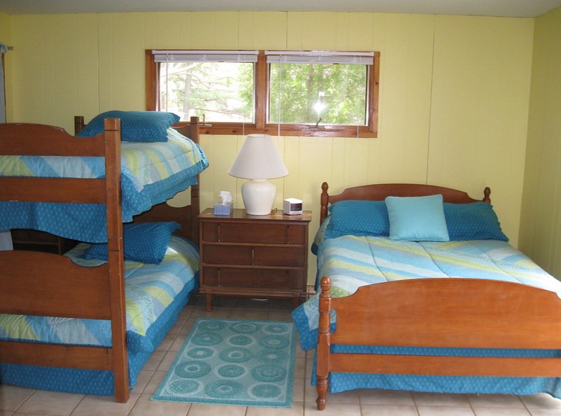 В комнате можно разместить еще одну кровать для родителей, если девочки боятся засыпать одни.