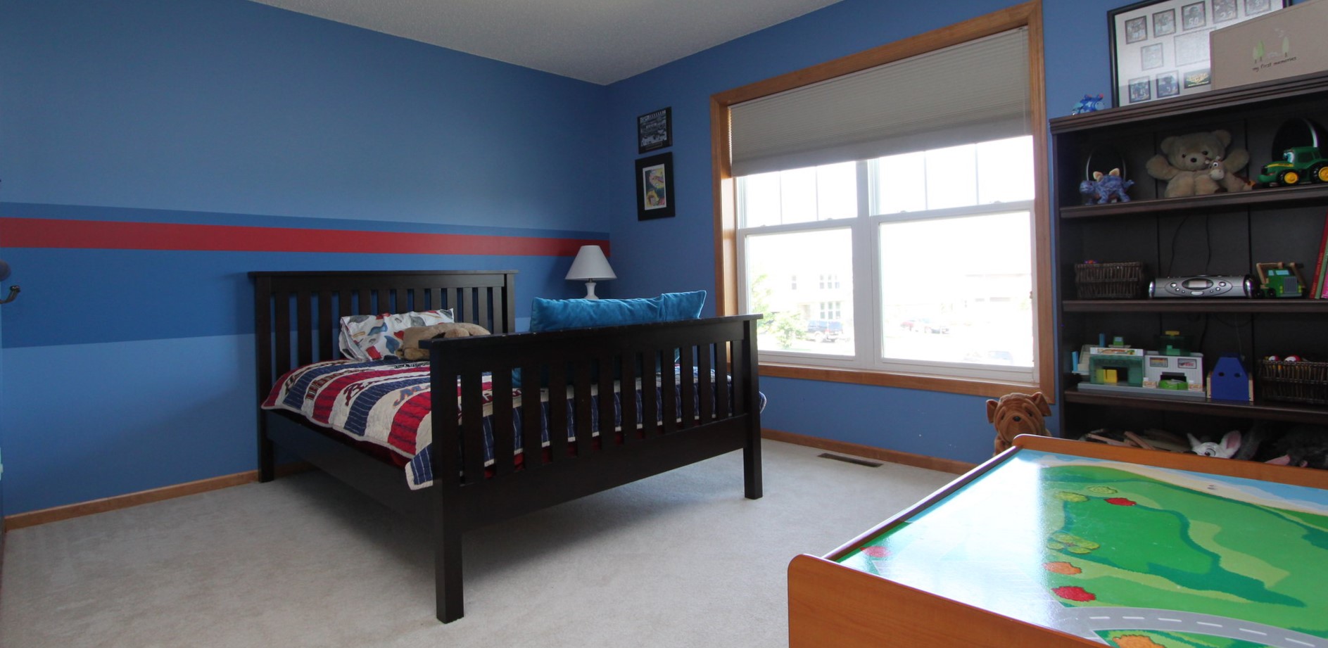 Стены в комнате мальчика можно покрасить в синий цвет