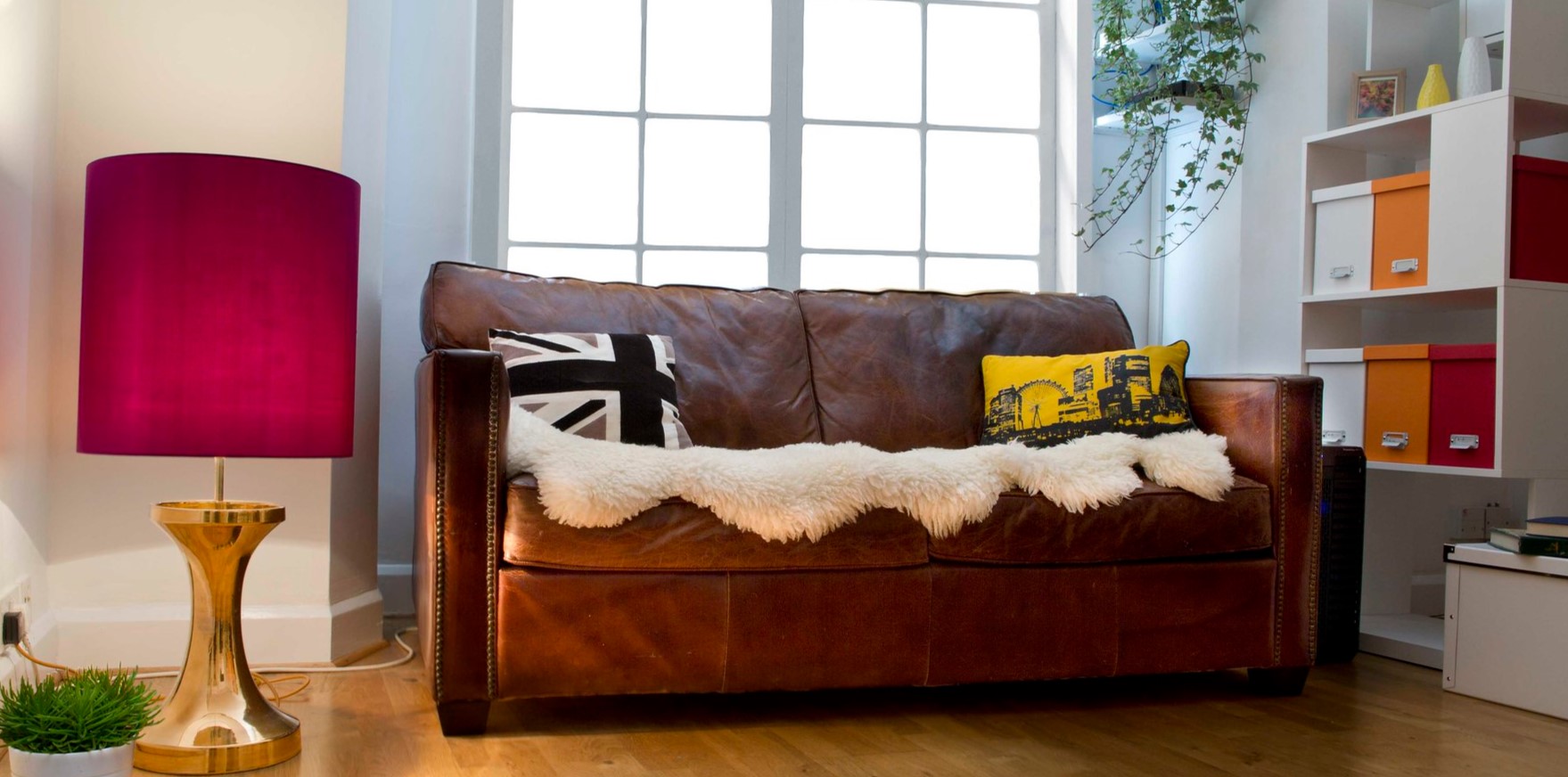 Яркий торшер можно поставить возле дивана в гостиной