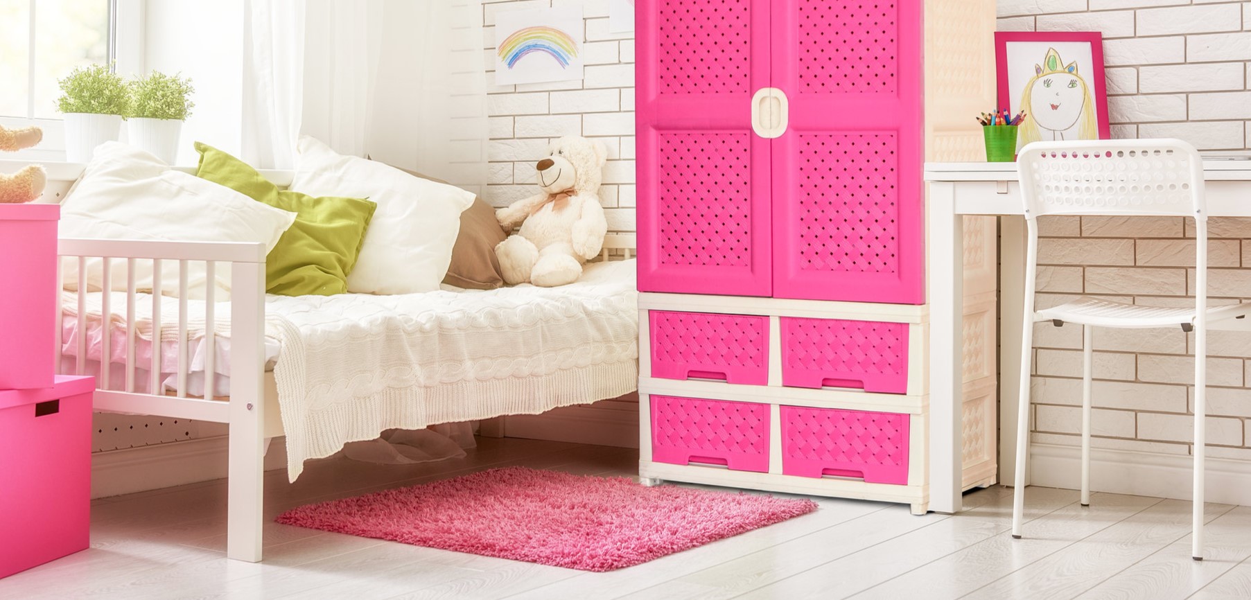 Яркий розовый ковер для детской комнаты