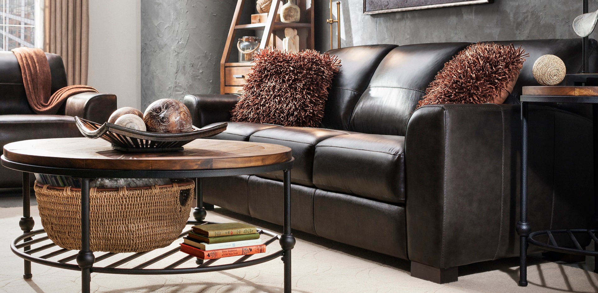 Кожаный диван в интерьере: преимущества мебели, правила ухода за обивкой