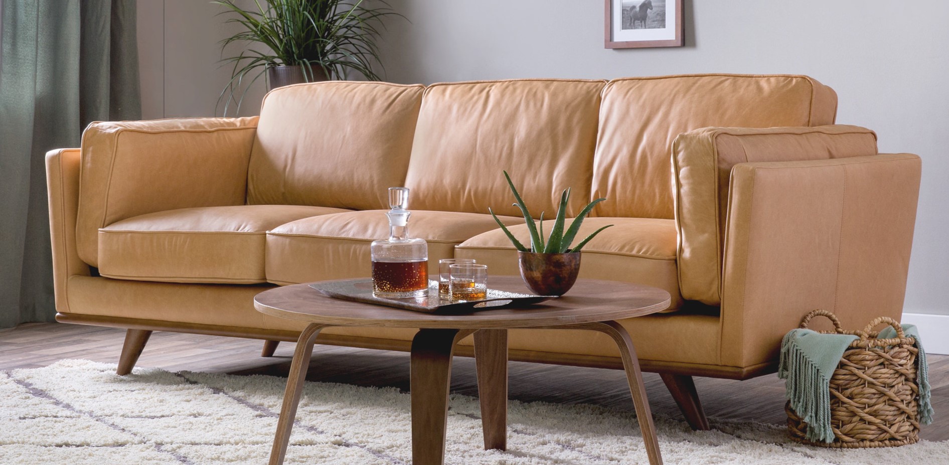 Светло-коричневый диван подойдет для интерьера современной гостиной