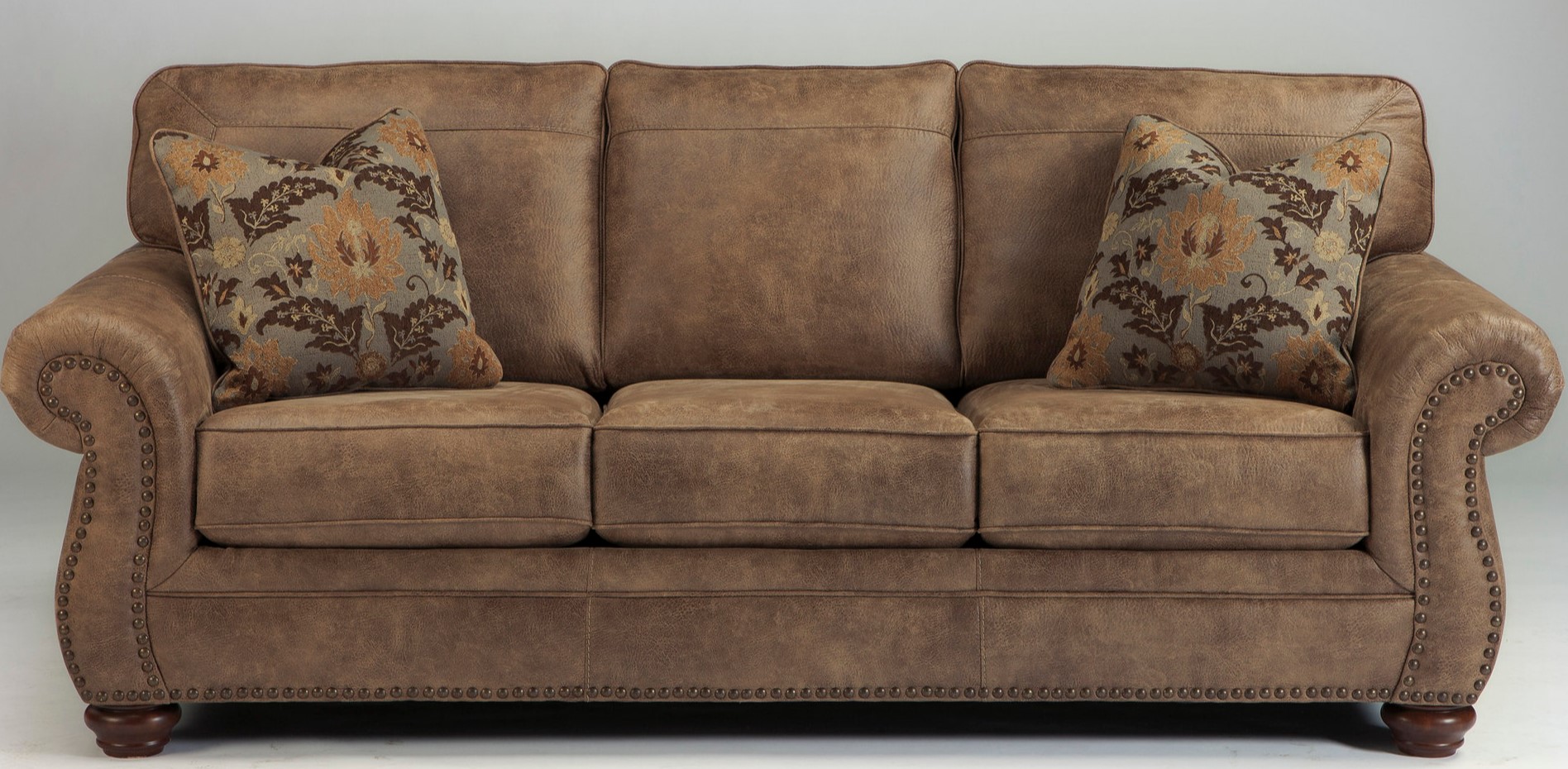 Декоративные подушки с орнаментом прекрасно подходят под стиль дивана