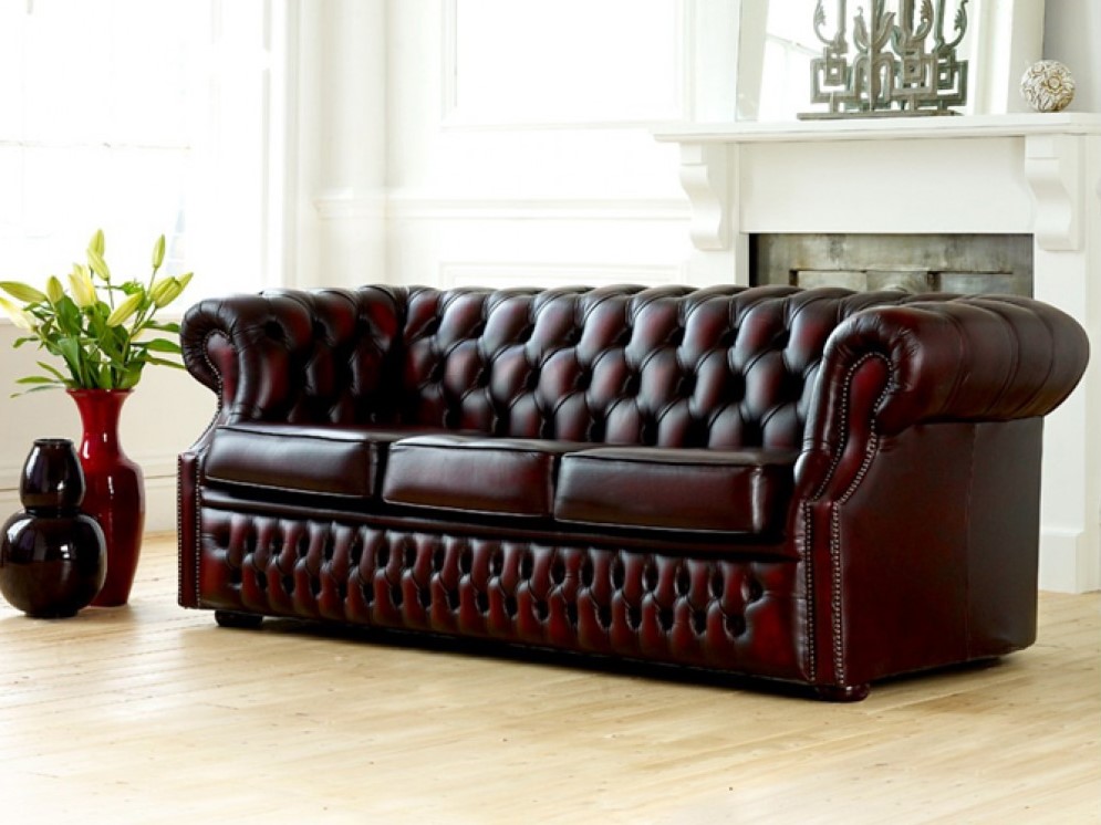 Темно-коричневый диван можно использовать в качестве акцента в белой гостиной