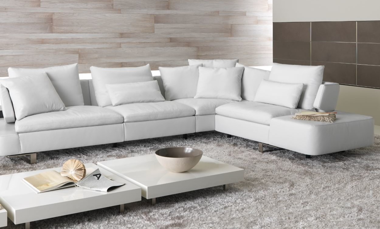 Белый диван идеально подойдет под популярный стиль хай-тек