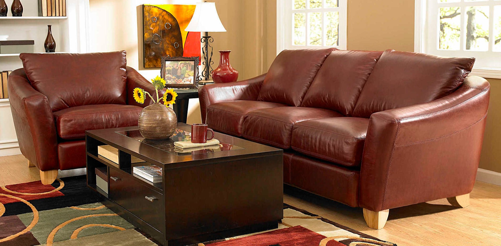 Под цвет обивки дивана можно подобрать кресло в гостиную