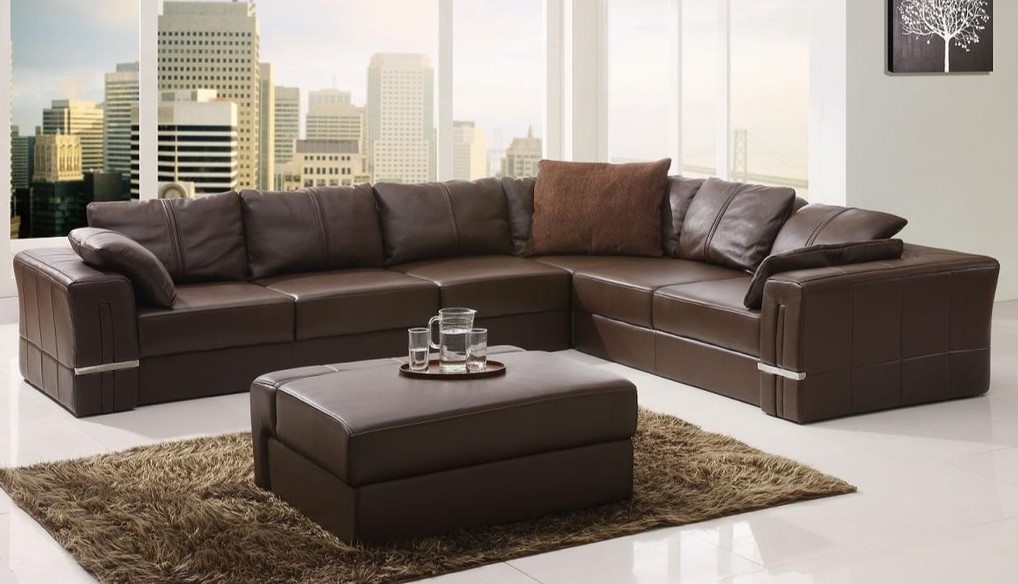 Большой угловой диван можно использовать в просторной и светлой гостиной