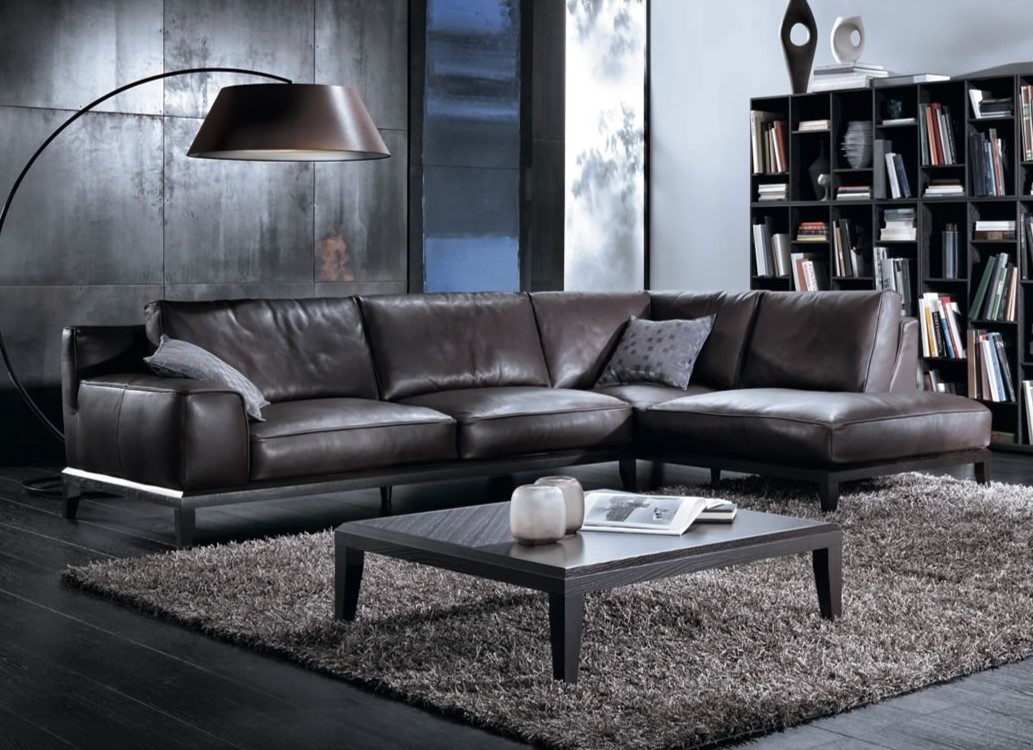 Кожаный диван прекрасно дополнит интерьер домашнего кабинета