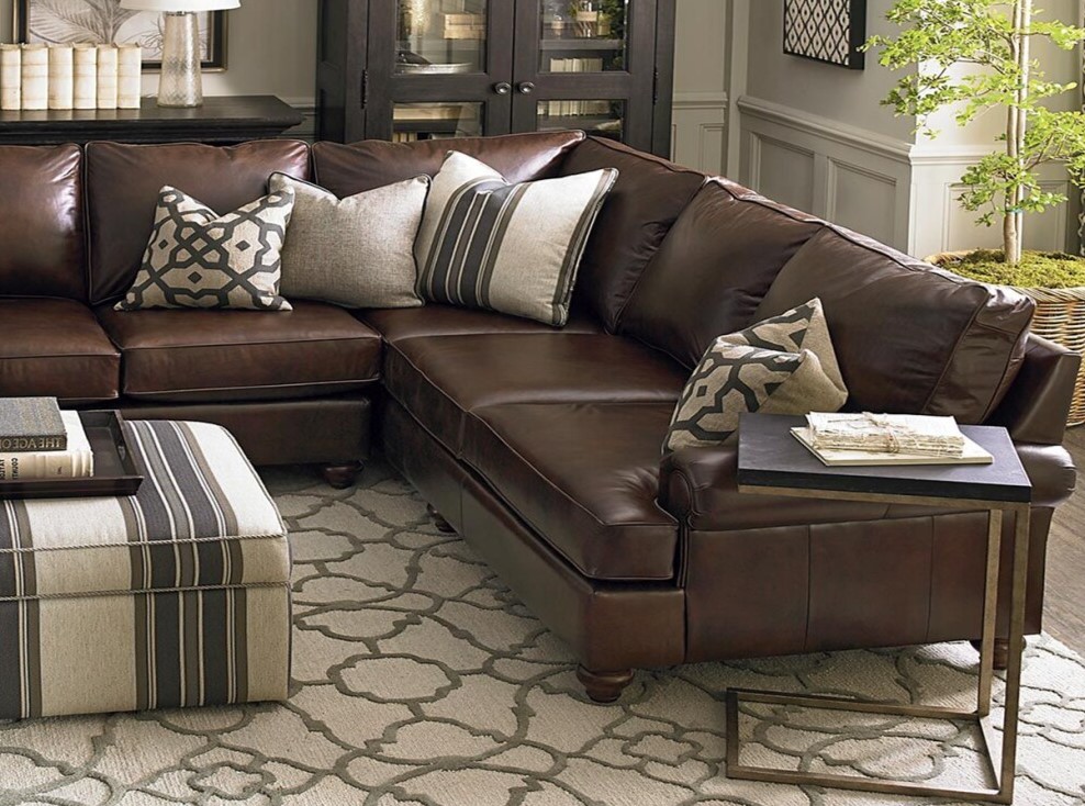 Для коричневого дивана идеально подойдут бежевые декоративные подушки