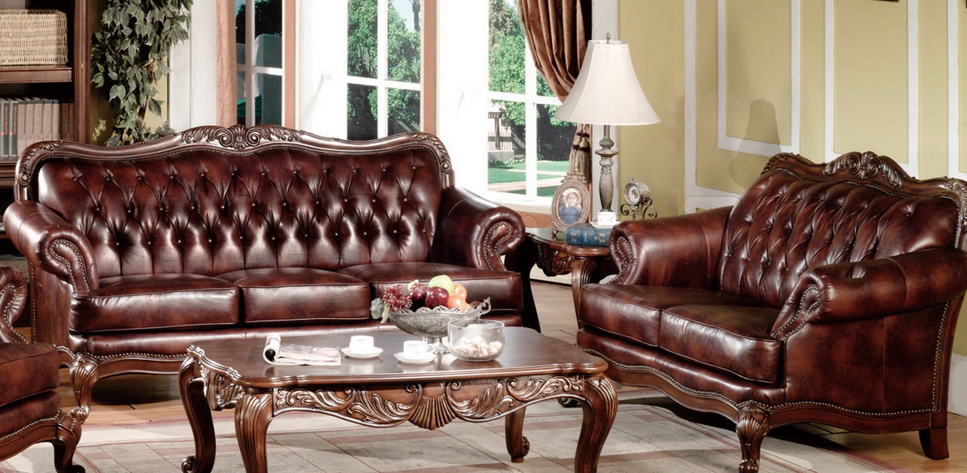 Кожаные диваны с деревяным резным основанием подойдут для классического интерьера