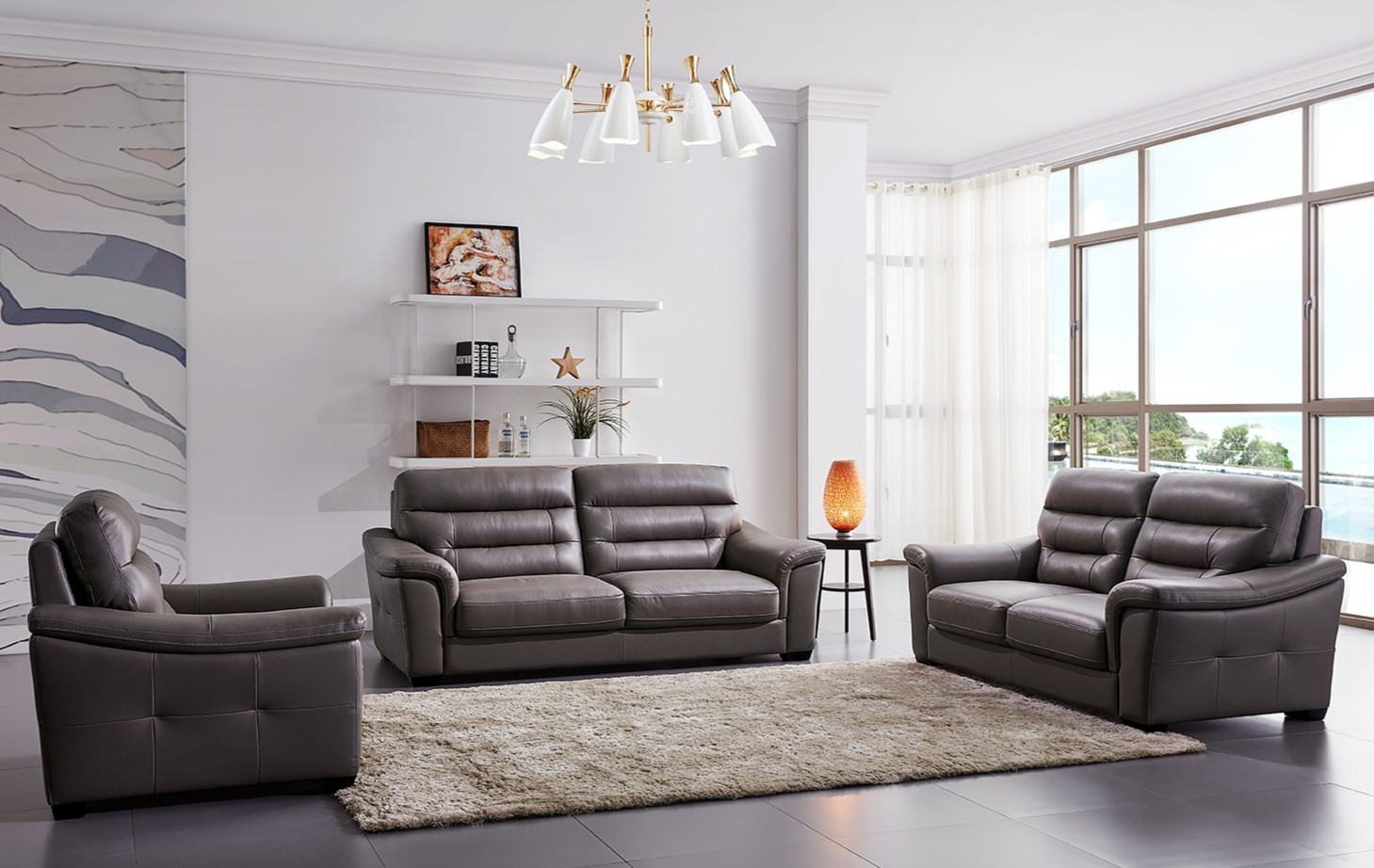 Из двух одинаковых диванов и кресла можно создать стильную зону отдыха