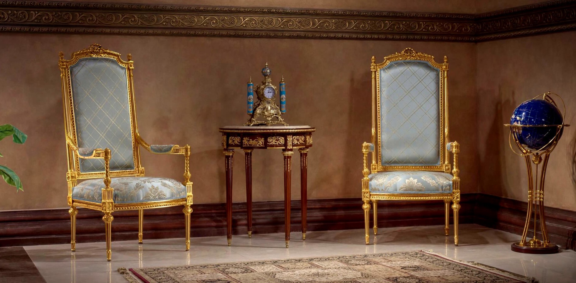 Классические кресла периода правления Людовика XVI.