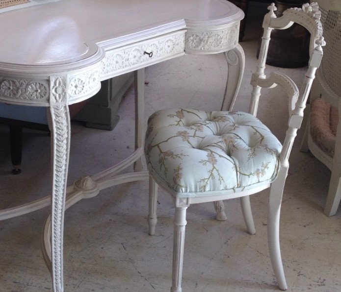 Современная интерпретация стула Людовика XVI отлично сочетается с винтажным столиком