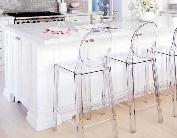 Прозрачные барные стулья идеально подойдут для современного интерьера кухни