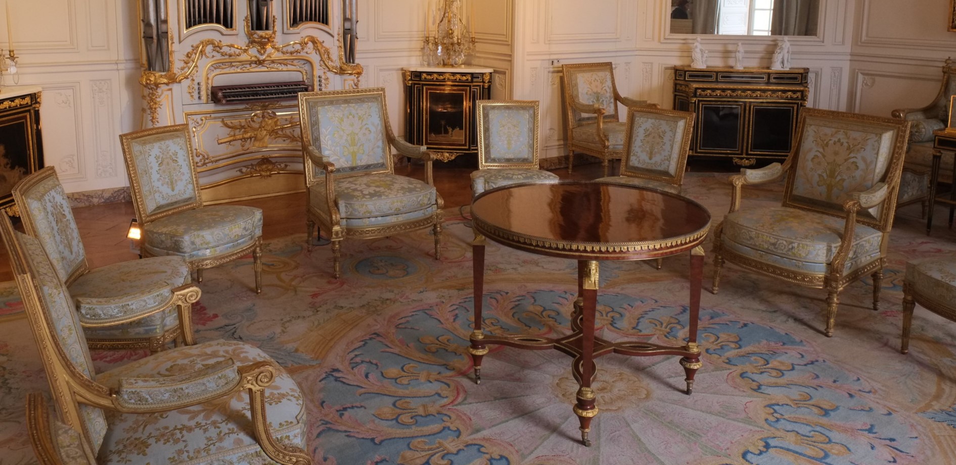 Стулья Людовика XVI можно использовать в просторной классической гостиной