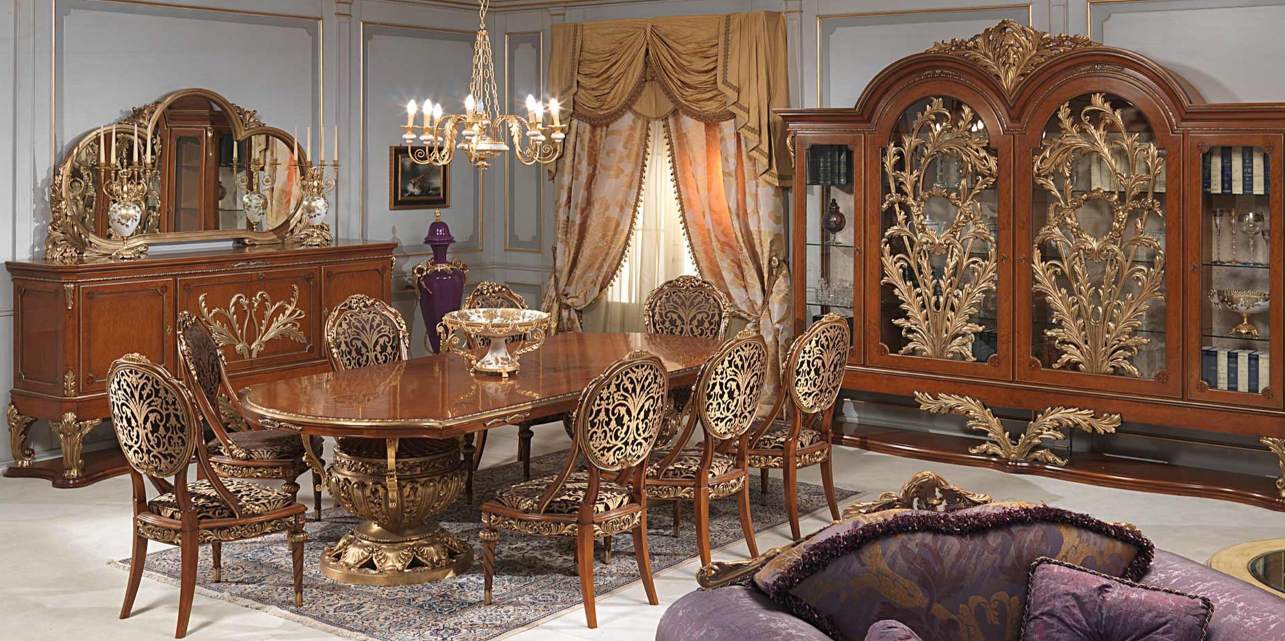 Стулья с роскошным золотым орнаментом идеально сочетаются с мебелью и декором в интерьере