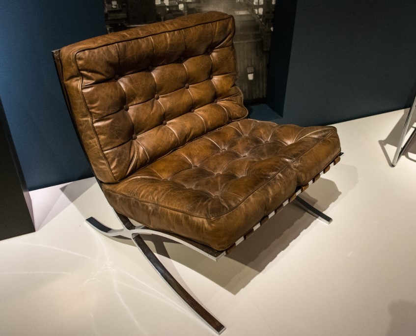 Создателем кресла «Барселона» является Людвиг Мис ван дер Роэ