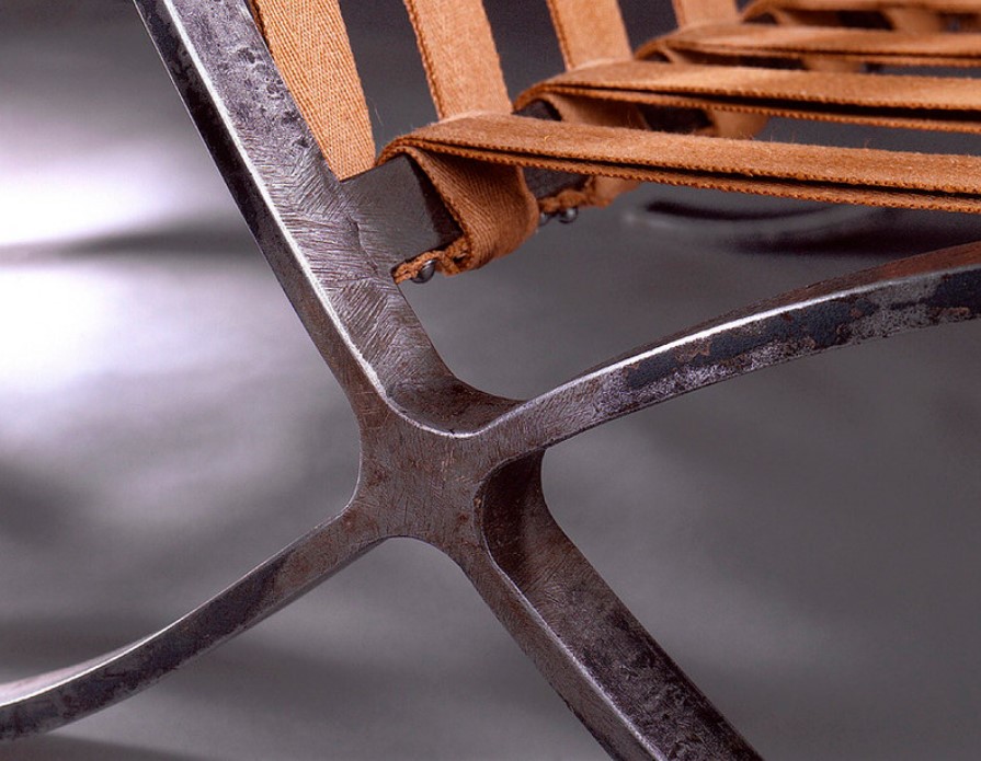 Кресло «Барселона» изготовлено из стальных балок
