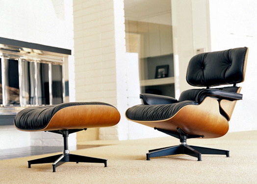 Eames lounge chair обтянутое черной кожей.