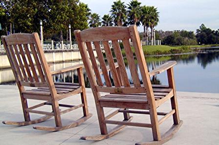Кресла-качалки на берегу купальни — двойной релакс.