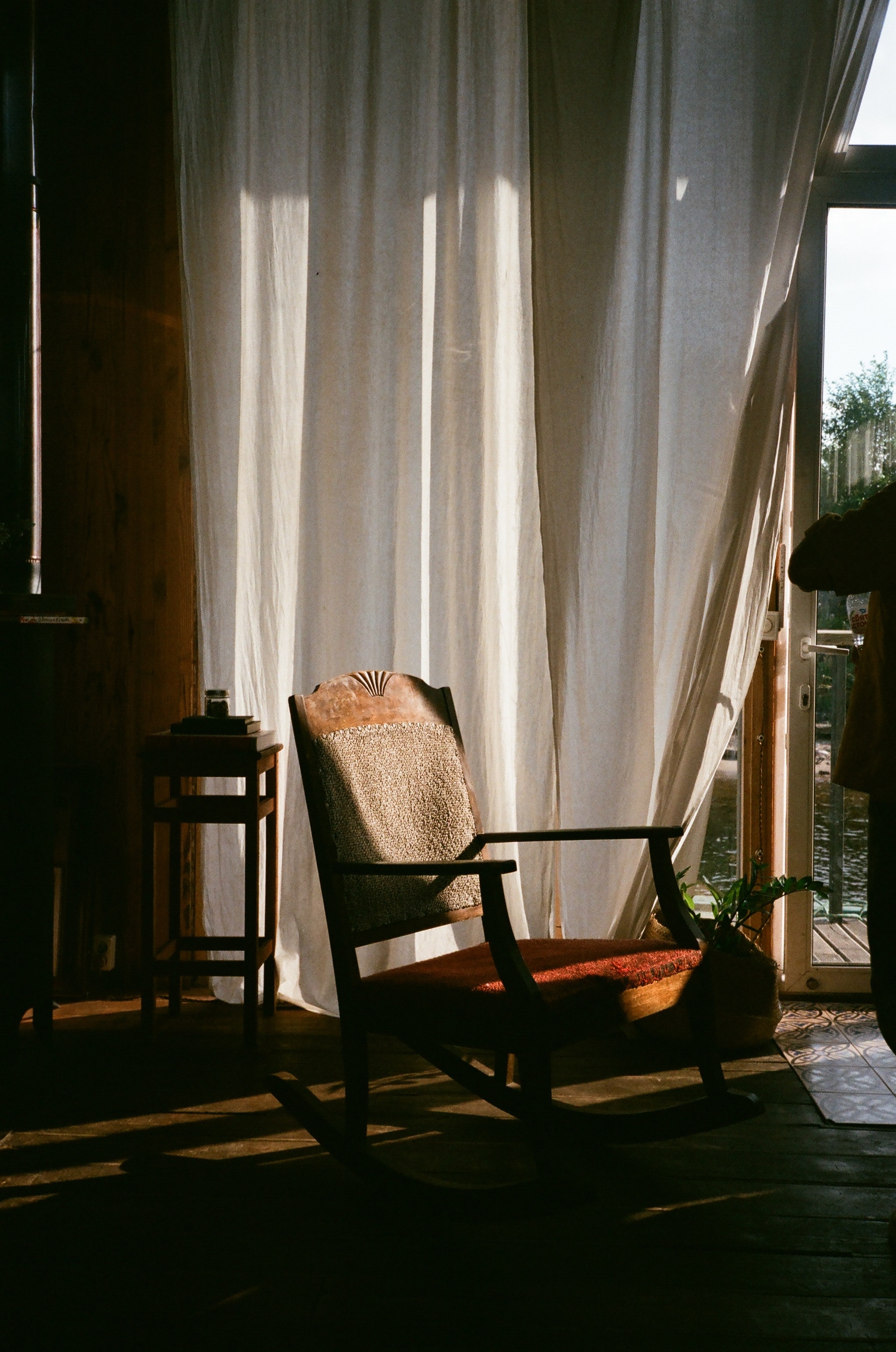 Кресло-качалка возле окон в пол.
