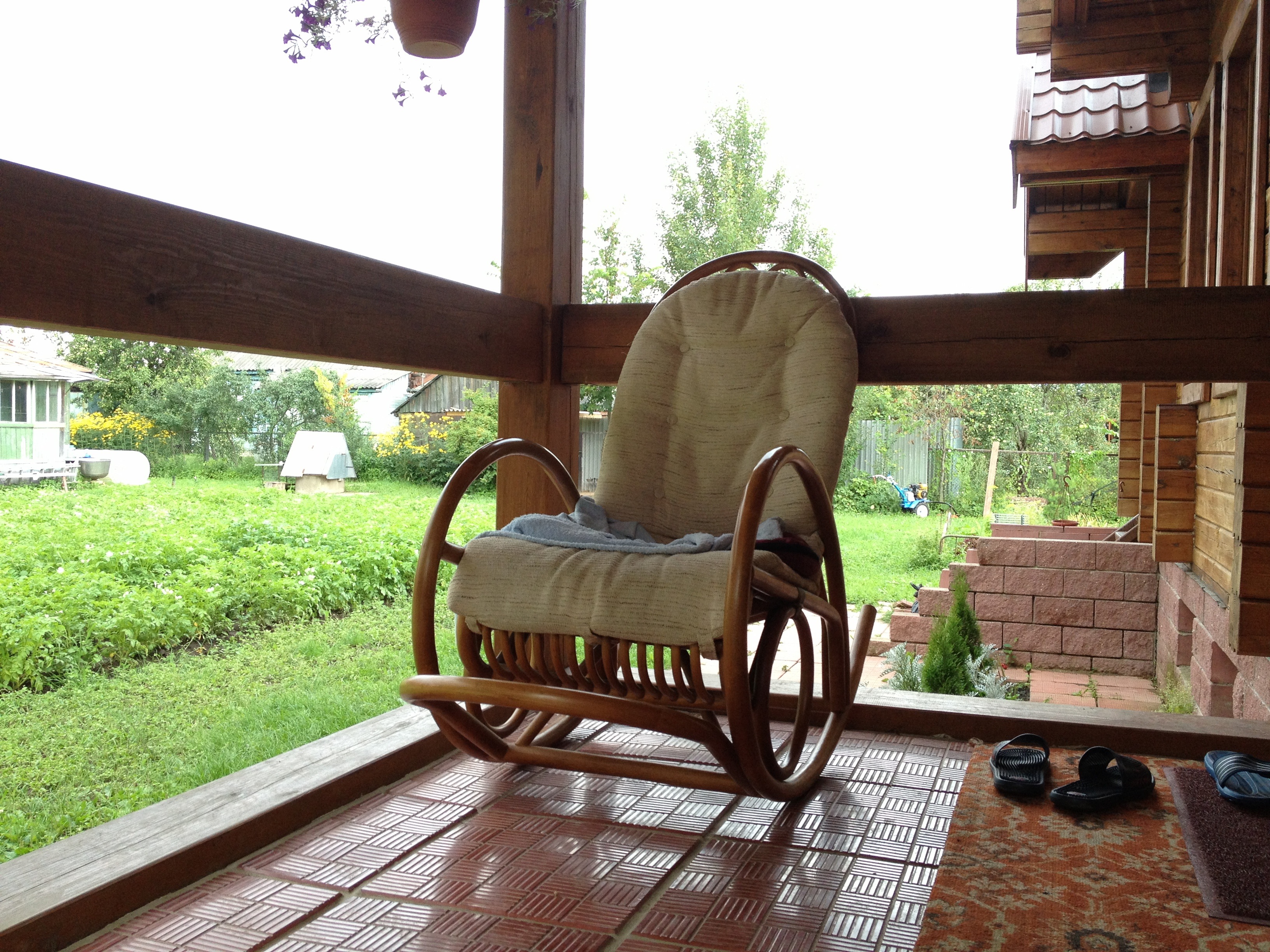 Кресло-качалка с кожаным сиденьем — классика летнего отдыха.