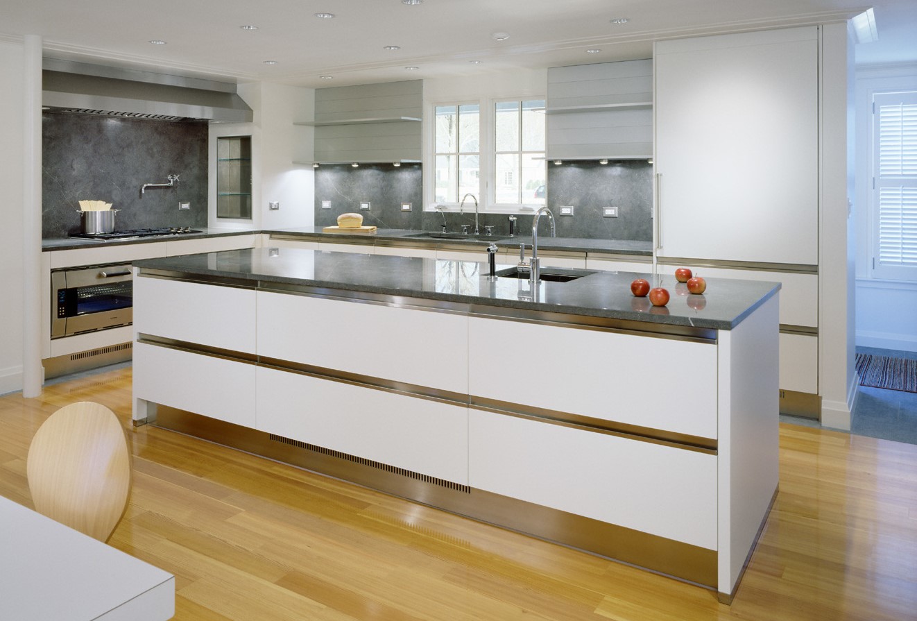Кухонный гарнитур с однотонными белыми фасадами
