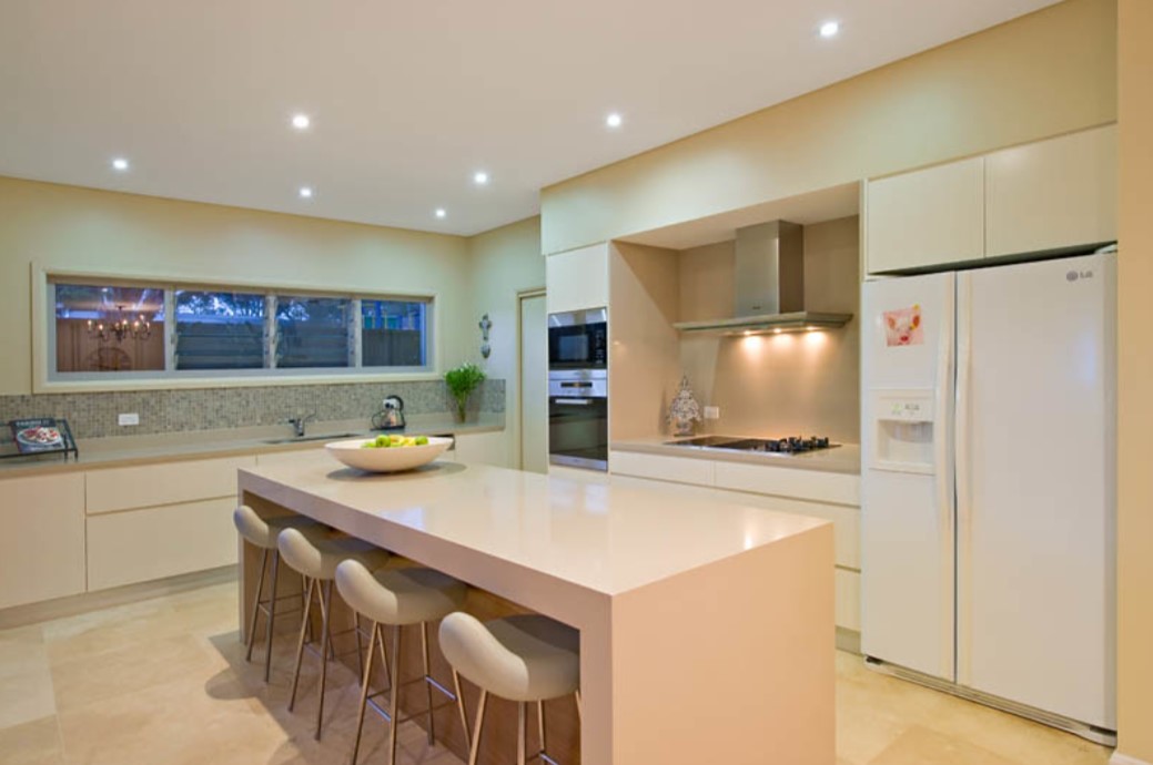 На кухне можно использовать потолочные встроенные светильники