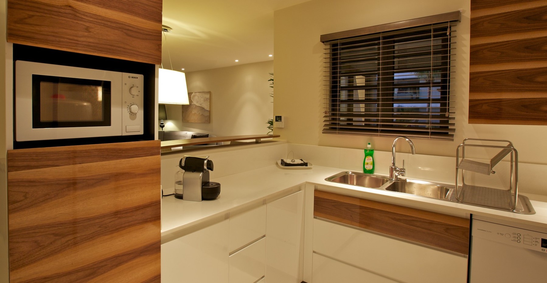 Кухонные фасады с рисунком дерева идеально гармонируют с однотонными выдвижными ящиками и белой столешницей