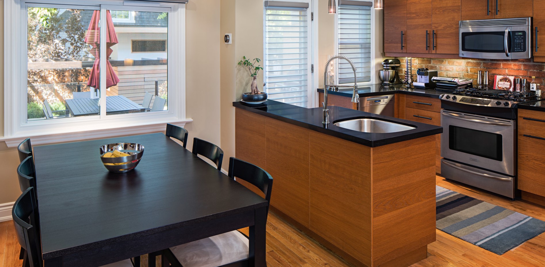Американская кухня обычно совмещается со столовой и гостиной для визуального расширения пространства