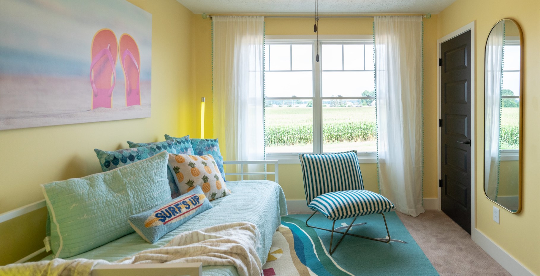 Для декора комнаты можно использовать подушки с яркими принтами и картины