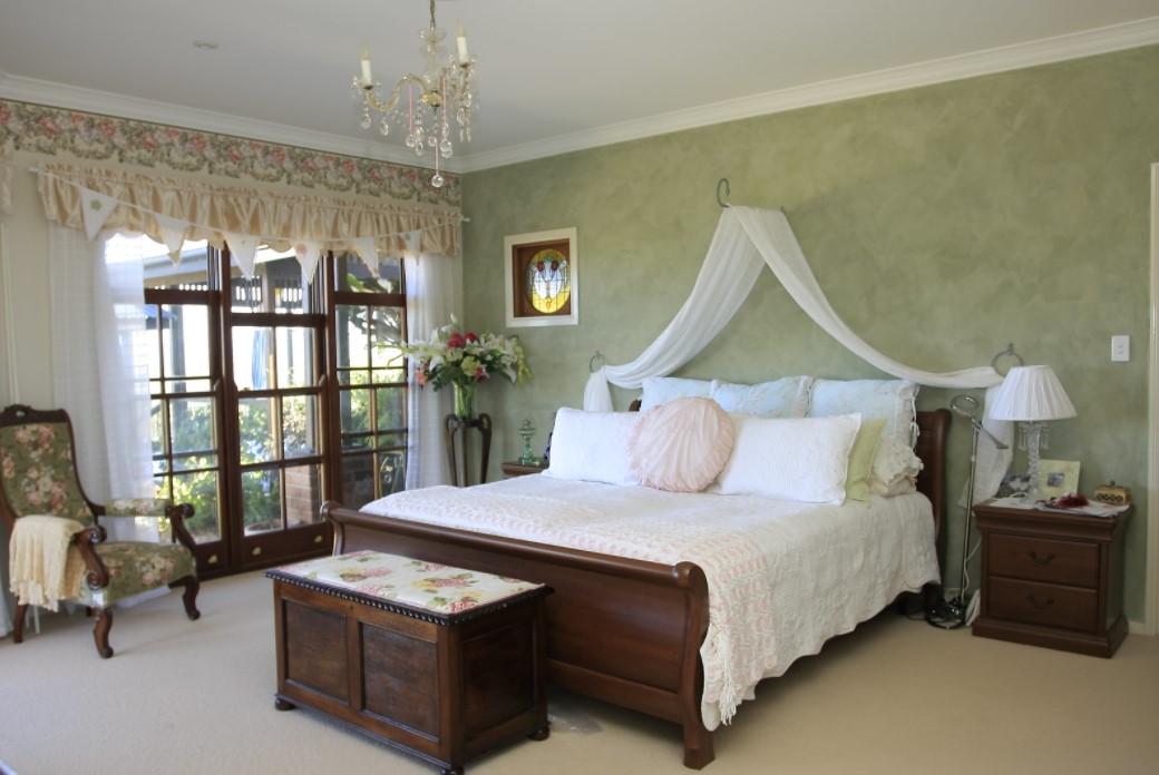 Мебель из дерева в интерьере классической спальни