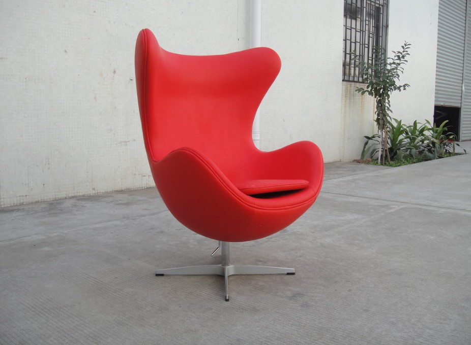Красное кресло-яйцо можно использовать в качестве акцентного элемента интерьера