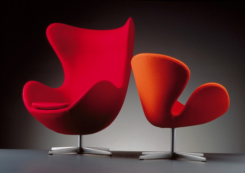 Красное и оранжевое кресло идеально дополнят серый интерьер