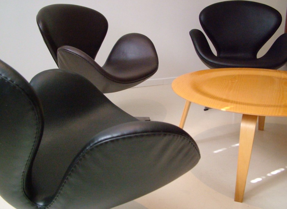 Кожаные черные кресла в форме лебедя дополнят современный интерьер