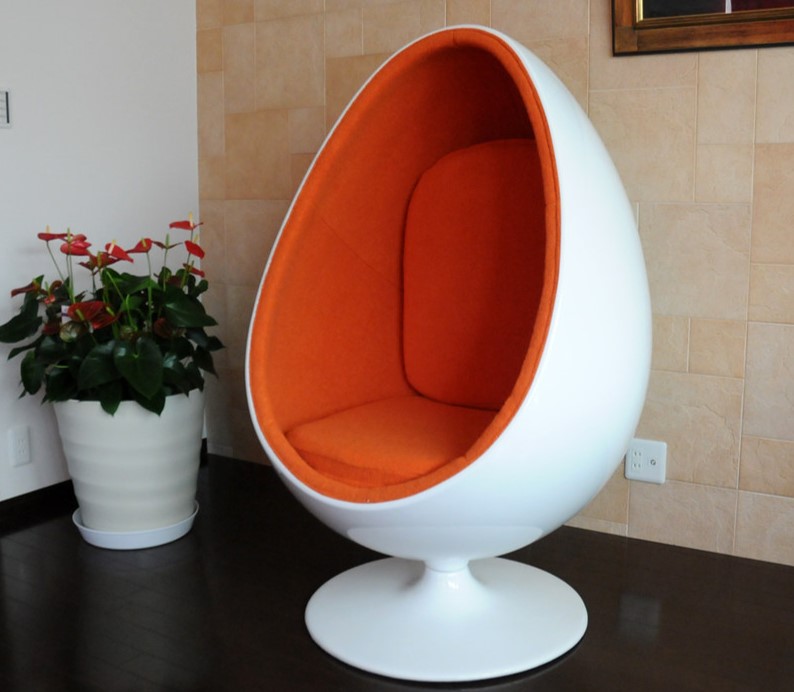 Белое дизайнерское кресло в виде шара с оранжевой обивкой