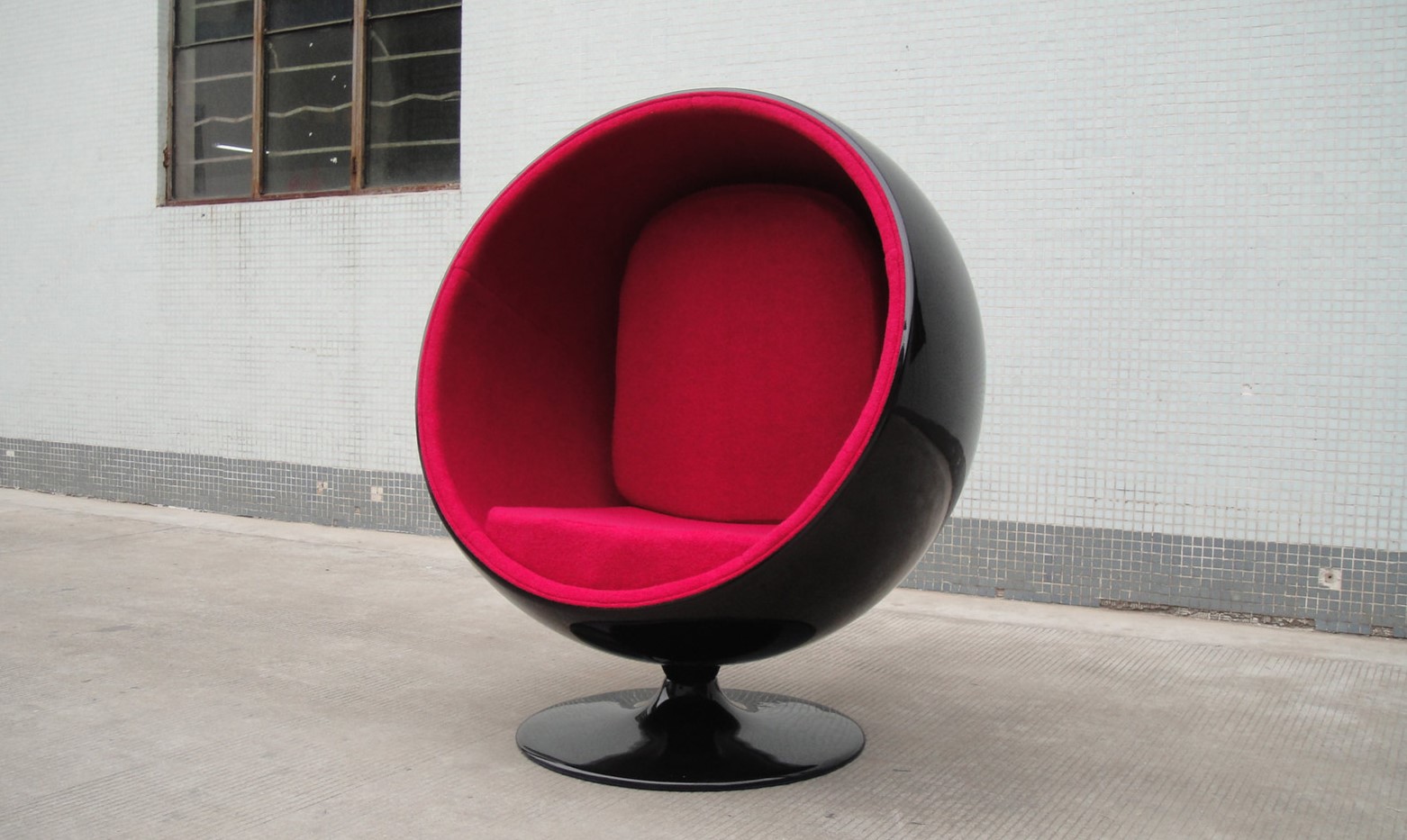 Черно-красное дизайнерское кресло можно сделать акцентным элементом интерьера