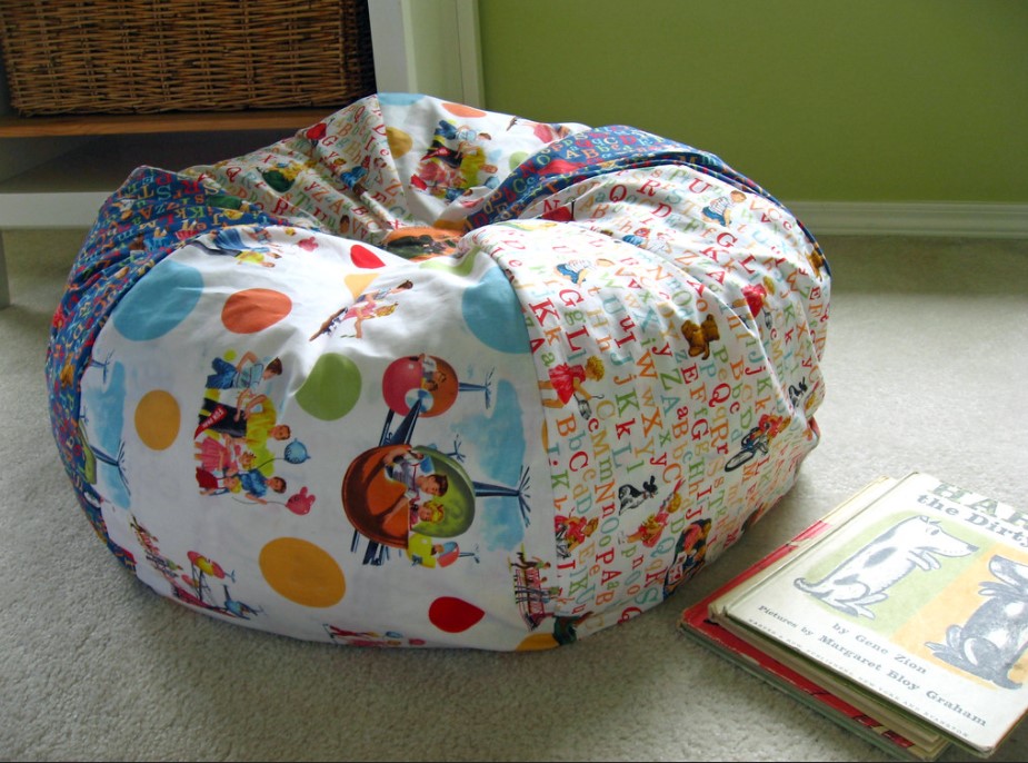 Яркое кресло-мешок с рисунками прекрасно дополнит интерьер детской комнаты