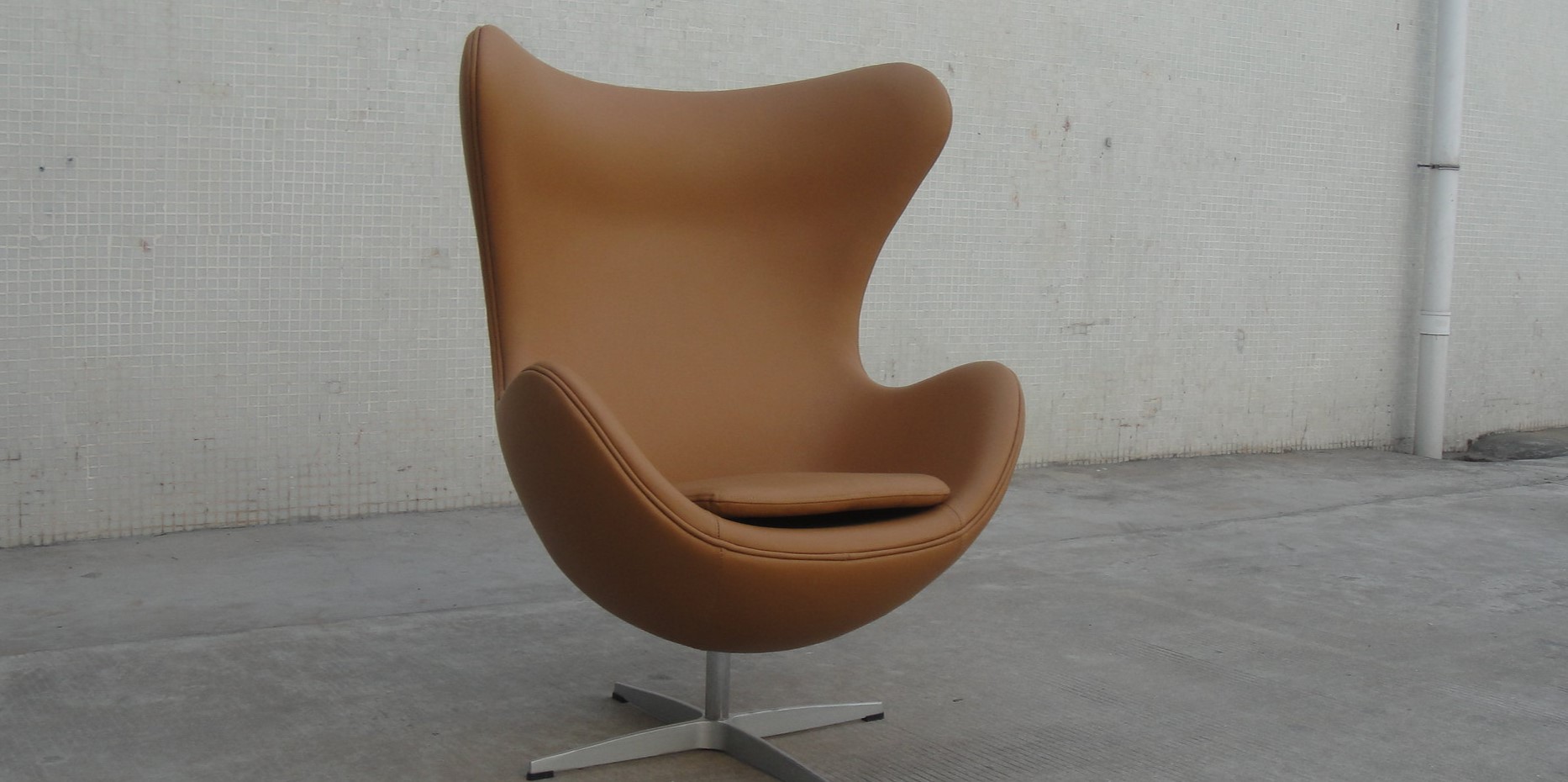 Светло-коричневое кресло можно использовать в современной гостиной или домашнем кабинете 