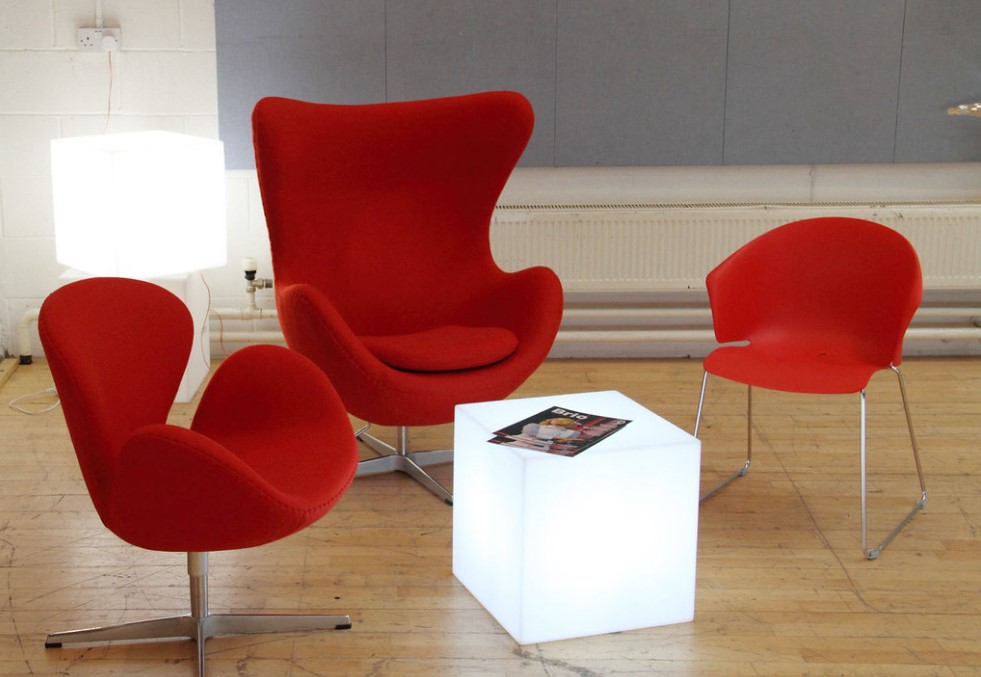 Дизайнерская красная мебель является стильным акцентом в интерьере