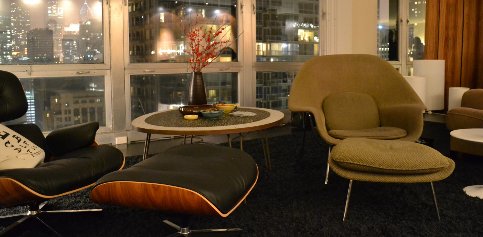 Между двумя модными дизайнерскими креслами можно поставить небольшой журнальный столик