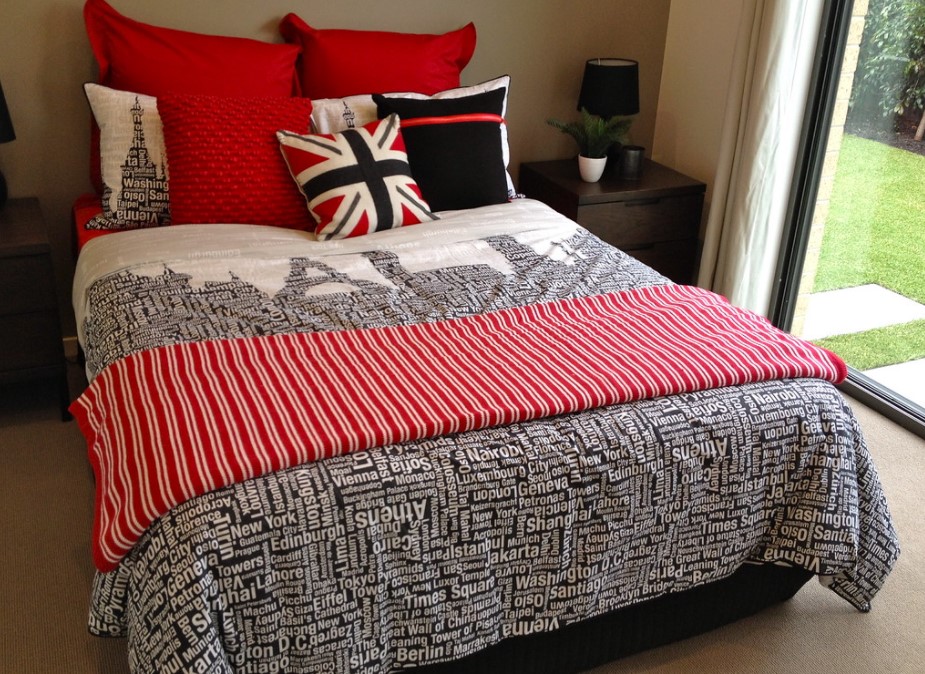 В интерьере спальни можно использовать подушку с изображением британского флага