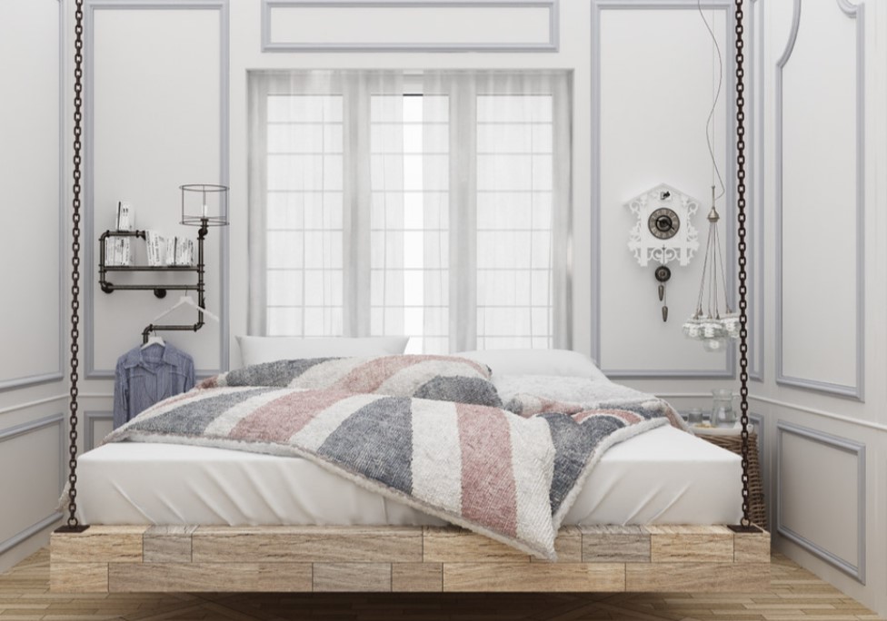 Постельное белье с цветами британского флага в интерьере спальни