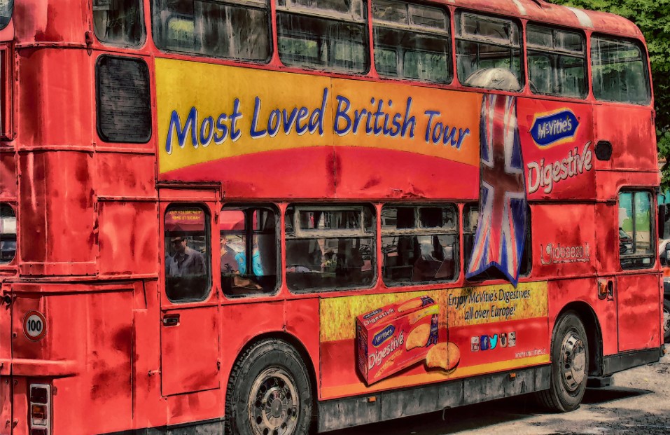 Плакат с изображением двухэтажного лондонского автобуса можно повесить в гостиной