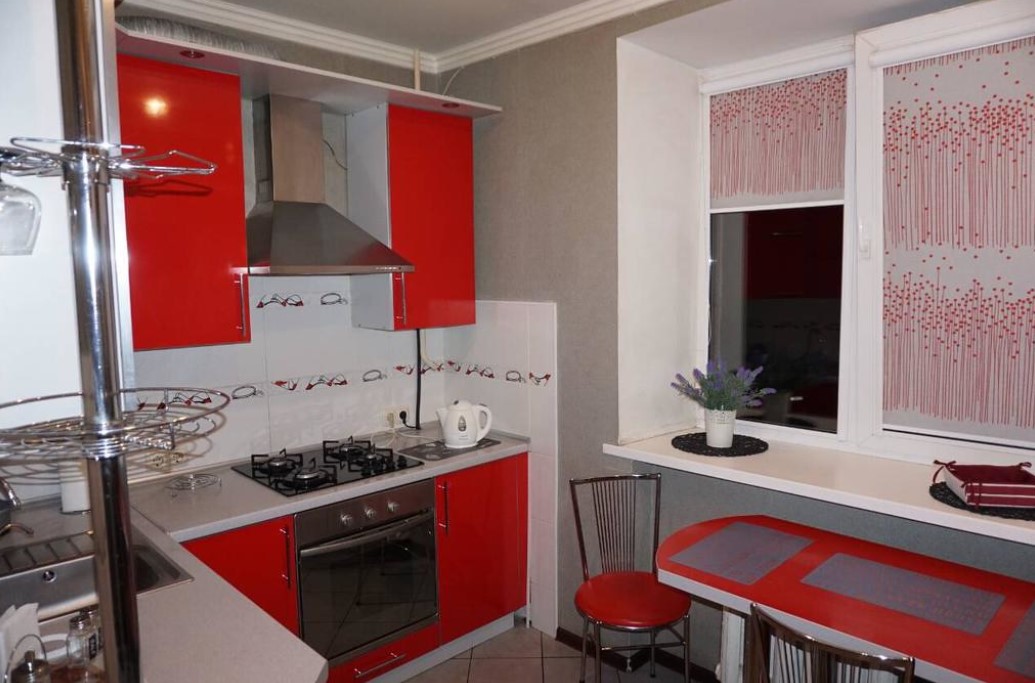 В интерьере кухне можно использовать красный цвет в качестве акцентного