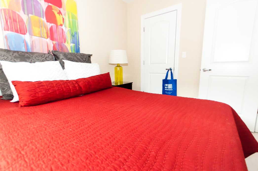 Для спальни в лондонском стиле можно подобрать красное постельное белье