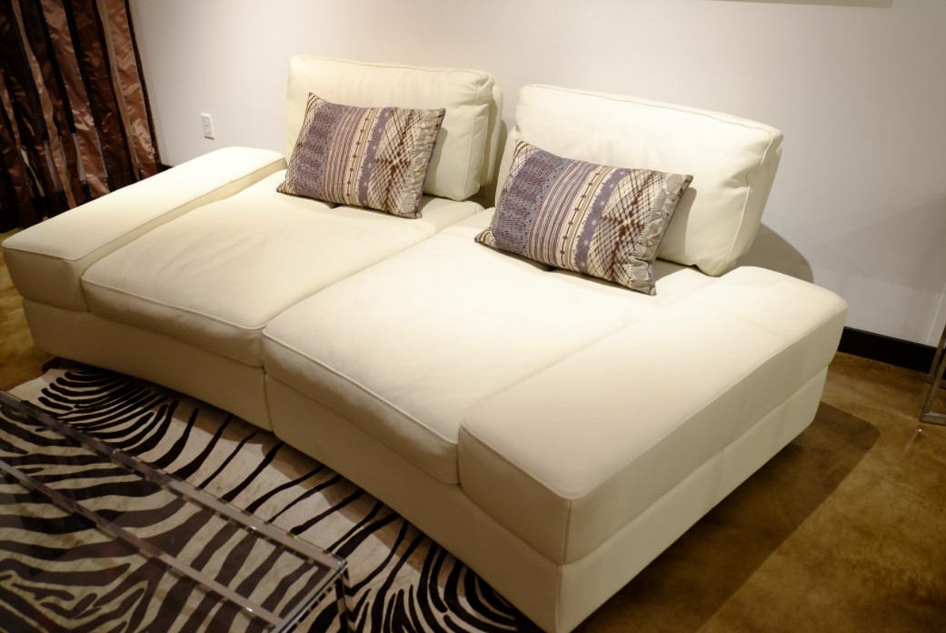 Кожаный диван можно изредка раскладывать на ночь в момент приезда гостей