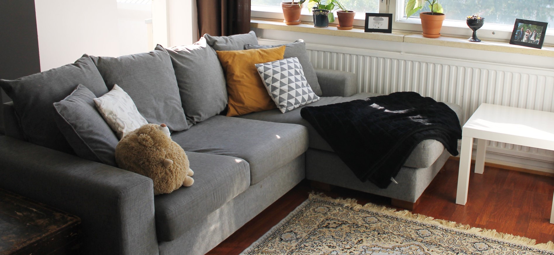 Важно, чтобы обивка дивана легко очищалась от загрязнений и была прочной