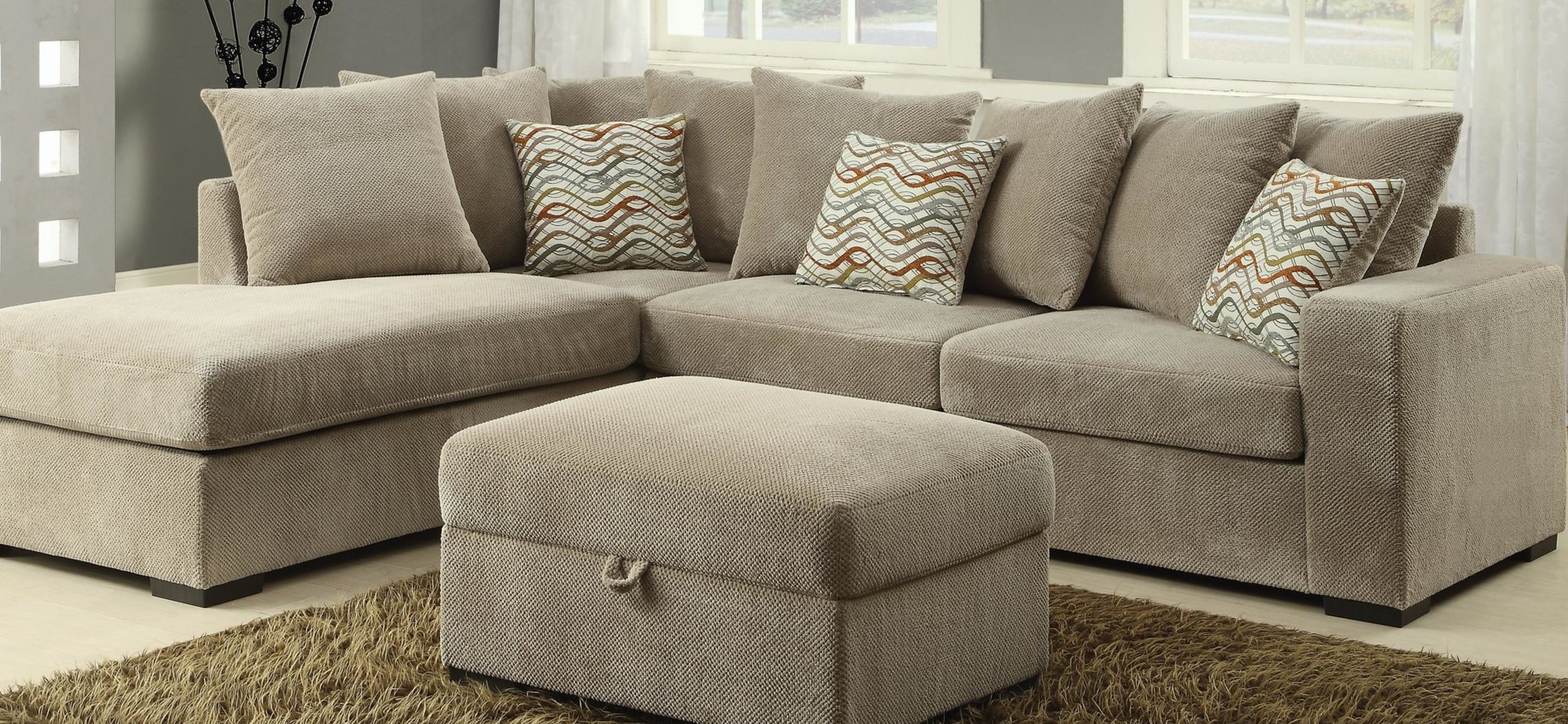 Под цвет обивки дивана можно подобрать стильный пуф